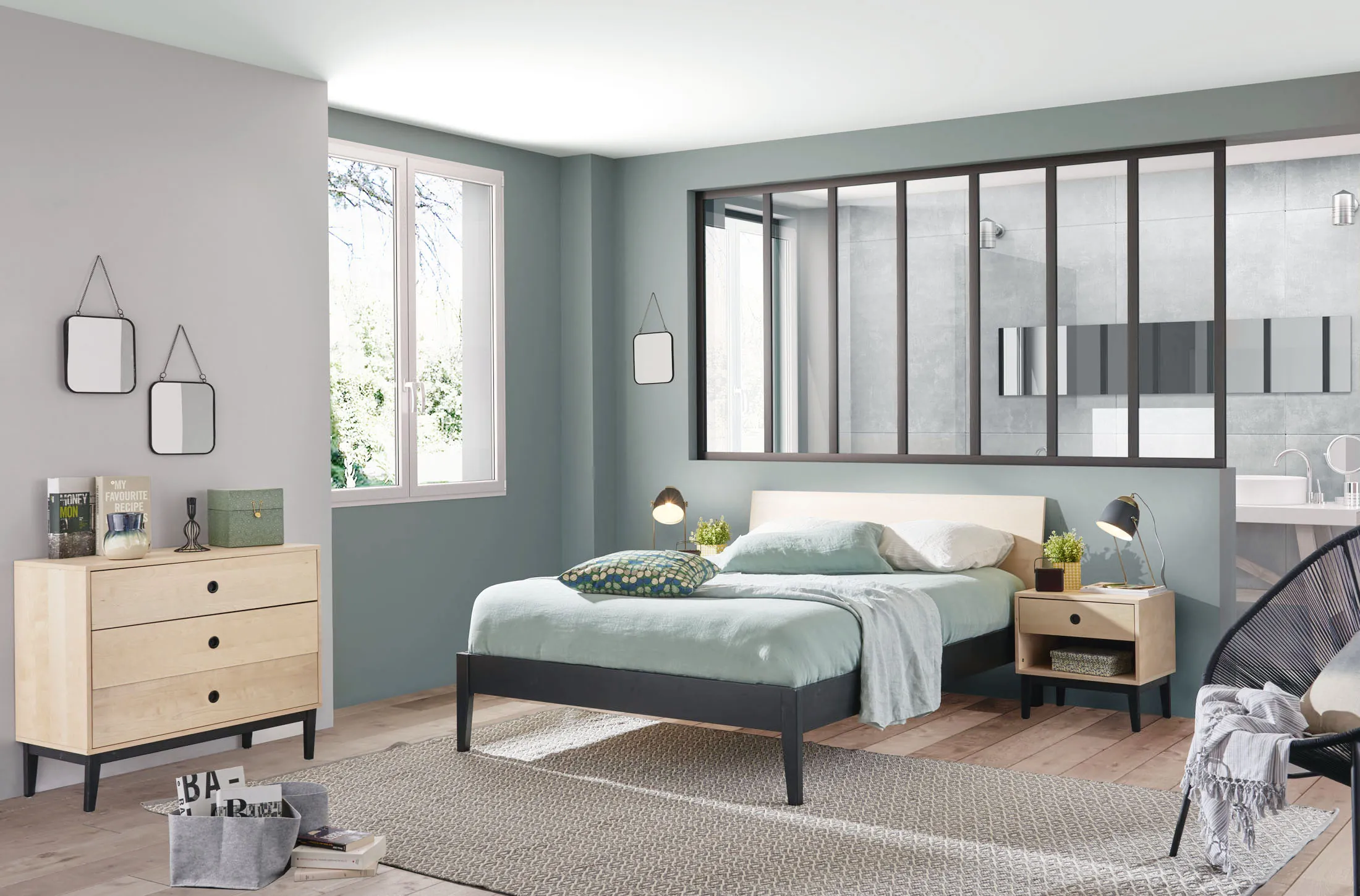 Ambiance décor studio d'une chambre adulte avec un grand lit commode et chevets