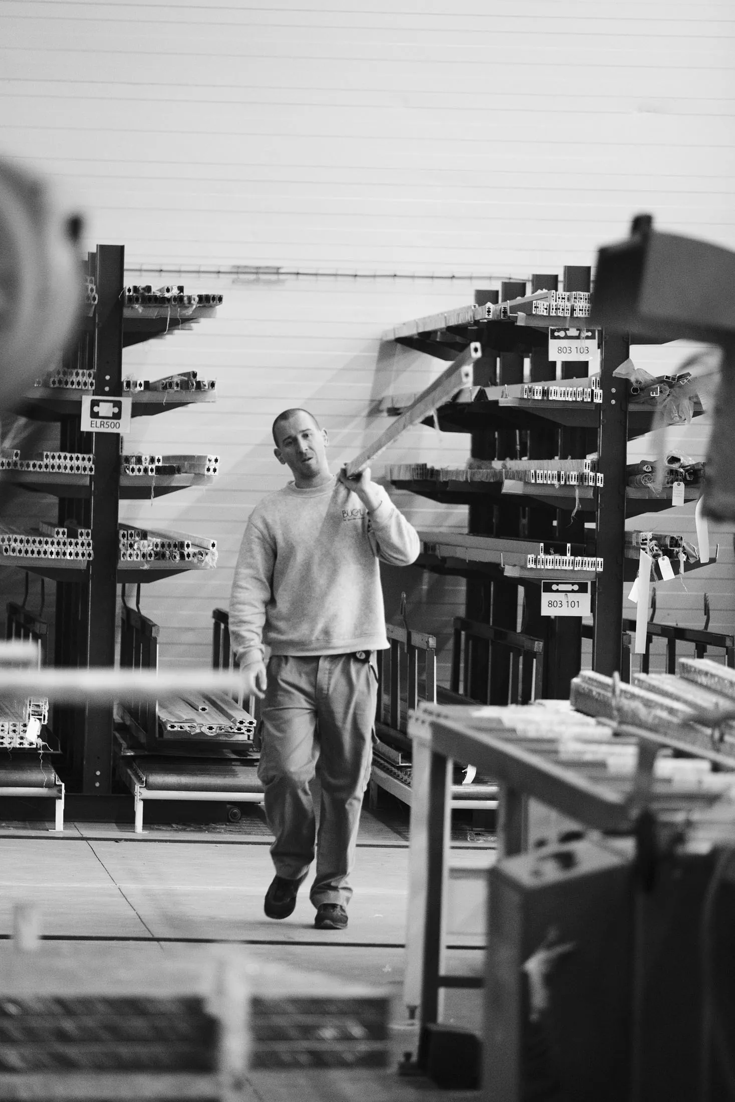 Reportage, photo d'un homme travaillant sur un site industriel