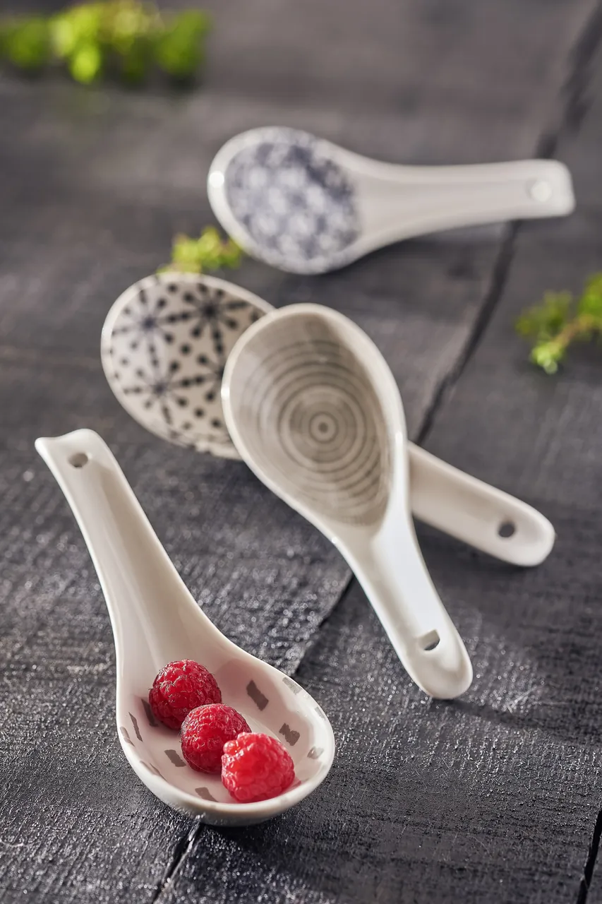 ensemble de cuillière en porcelaine sur fond noir peint