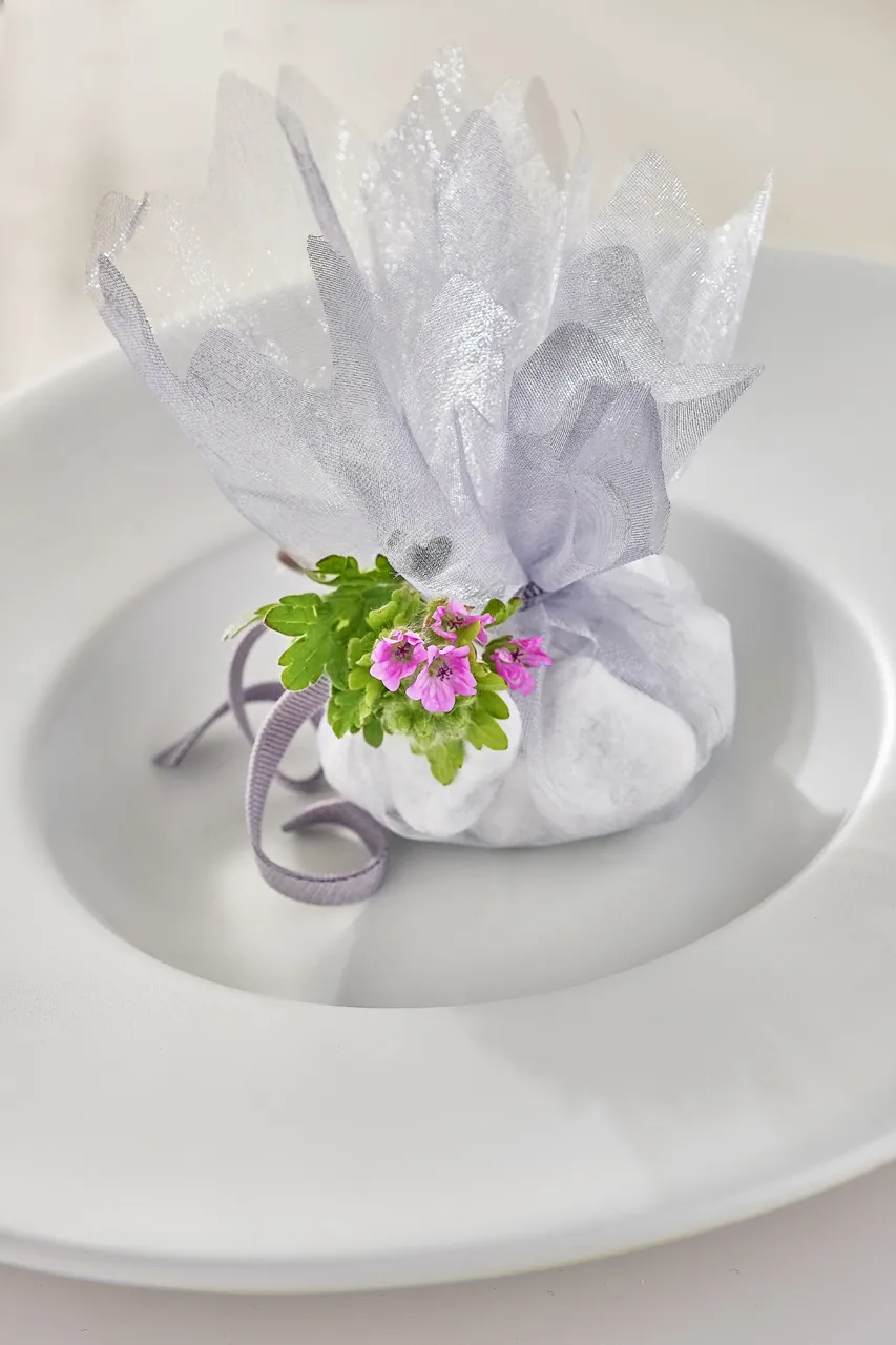 sac de pierres avec ficelle et fleur
