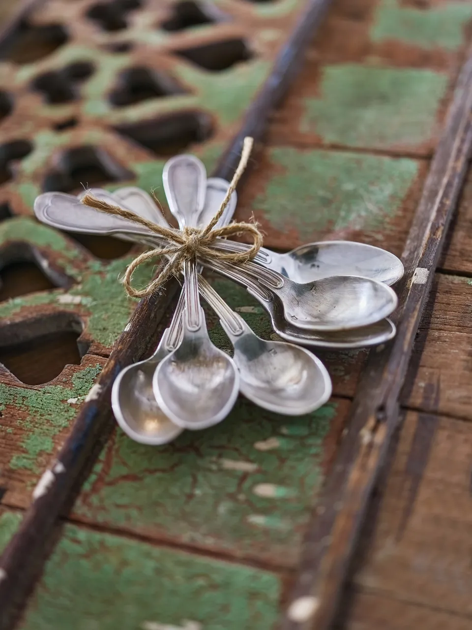 cuillière attachées avec ficelle sur pièce de bois