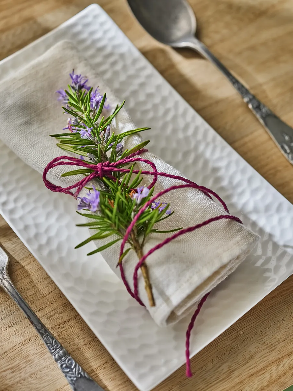 Serviette avec de la lavande dans une assiette